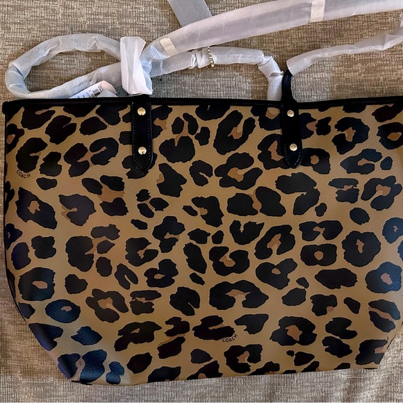 NWT! Coach leopard reversible city tote with matching leopard Crossbody handbag. - Picture 2 of 10